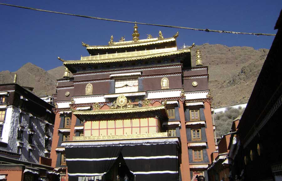 https://www.tibetkailashtour.com/wp-content/uploads/2023/12/Tashilimphu-Monastery-Image.jpg