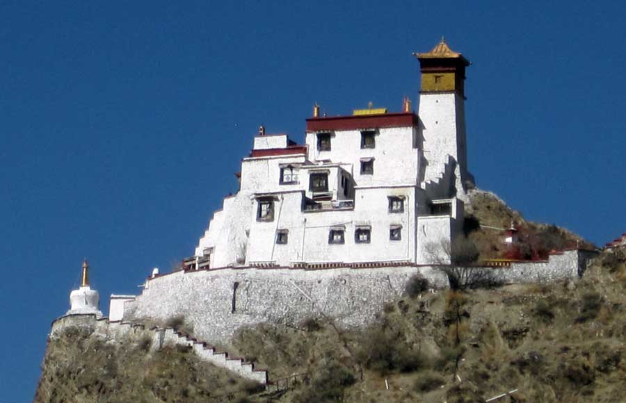 https://www.tibetkailashtour.com/wp-content/uploads/2023/12/Yambulakhang-Image.jpg