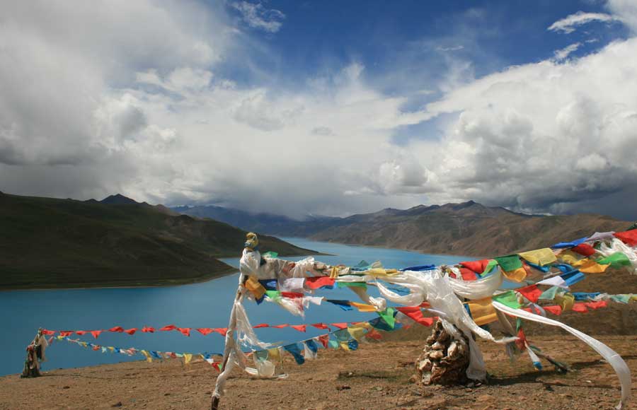 https://www.tibetkailashtour.com/wp-content/uploads/2023/12/Yamdrok-Lake-Image.jpg